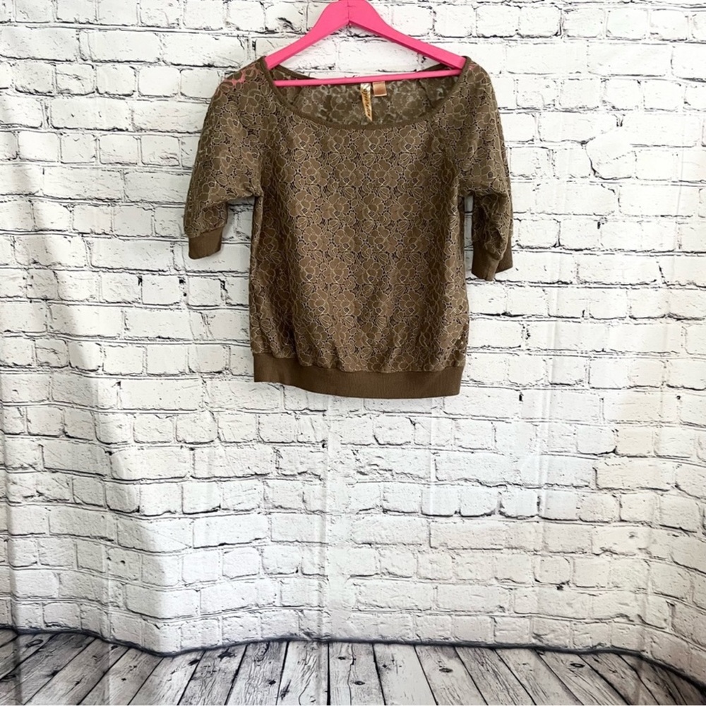 EYESHADOW. Brown top. Size S